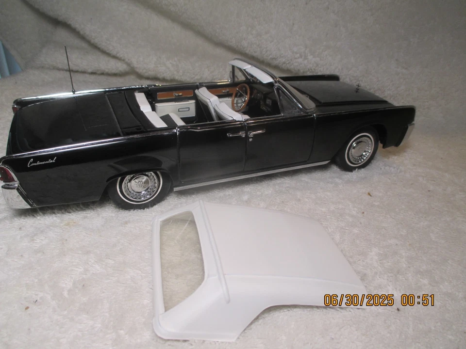 FRANKLIN MINT 1961 LINCOLN CONTINENTAL CONVERTIBLE IN BLACK/WHITE TOP 1/24TH - Image 4 of 4