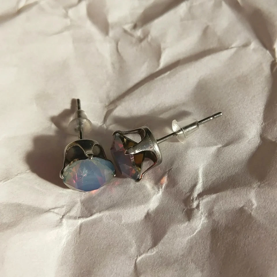 Parafusos de cristal Swarovski® azul leitoso feitos à mão 8 mm, com poste de aço inoxidável - Imagem 2 de 4