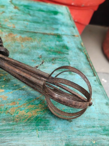 Antiguo utensilio de cocina batidor de huevos/batidor de huevos de hierro forjado a mano - Imagen 6 de 11