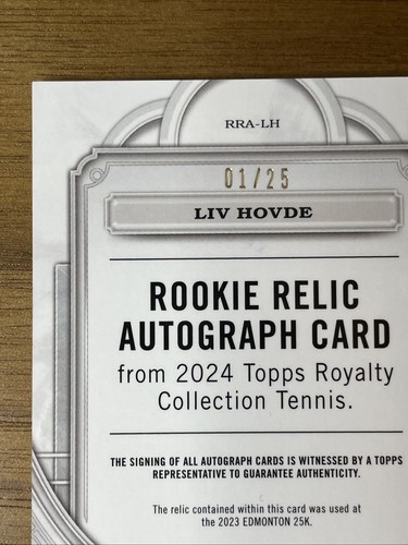 2024 Topps Royalty Tennis Live Hove Rookie Relic Auto RRA-LH Blue #01/25 Buchstütze - Bild 7 von 10