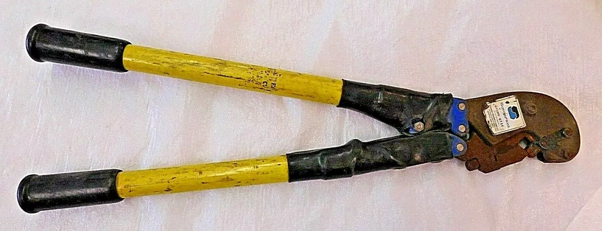 Hand operated crimping tool outlet
