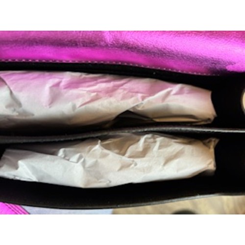 Borsa a tracolla Ada Jigsaw in pelle rosa vibrante, dimensioni - 16,5 cm x 21 cm x 11 cm nuova con etichetta - Foto 7 di 10