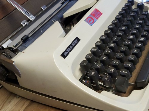 Working Vintage Typewriter, 1970's Adler J-5 Black Keys, Case Included - Picture 5 of 7