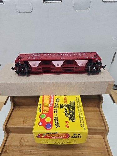 Roundhouse HO Scale 50' FMC Covered Hopper #7725 - Picture 9 of 9