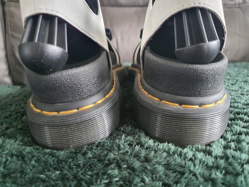 Dr Martens. Romi Crackle weiß & schwarz klobige Sandalen. Schleifendetail. Größe 6/39 - Bild 6 von 13