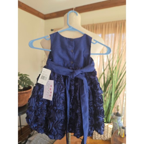 NUEVO CON ETIQUETAS - PIPPA & JULIE - Vestido de Fiesta Roseta Azul Marino Talla 3T Estrás Cintura Lazo - Imagen 4 de 9