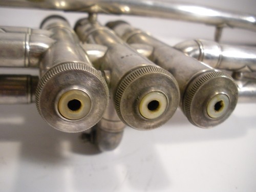 Vintage Trumpet Made by C.G. Conn Ltd. Elkhart Indiana Old Case w/ 2 Mouthpieces - Picture 16 of 23