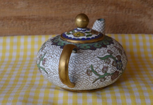 Mini tetera china de cloisonne y latón esmaltado con nube y diseño floral multicolor - Imagen 6 de 16