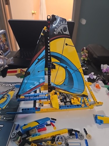 LEGO TECHNIC: Racing Yacht (42074) - Picture 13 of 18