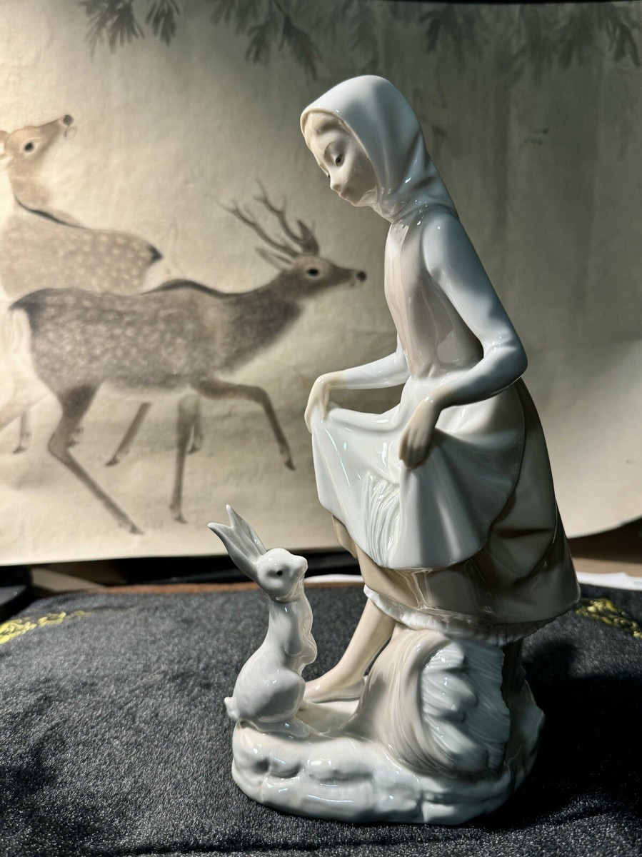 LLADRO GIRL WITH RABBIT 9