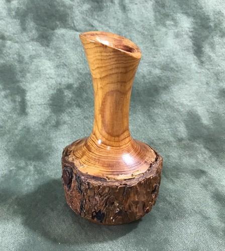 Jarrón de madera artesanal con borde vivo firmado parcela 83 - Imagen 5 de 9