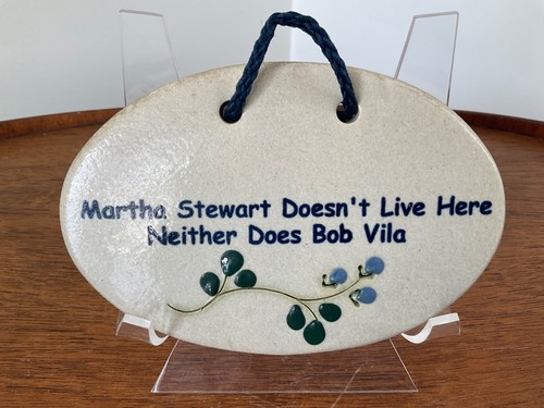 Placa divertida hecha a mano Mountaine Meadows - "Martha Stewart no vive aquí" - EE. UU. - Imagen 2 de 4