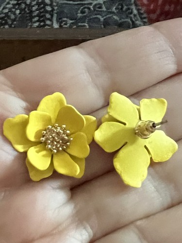 Anthropologie Flower Earrings Acrylic Statement Post Yellow Gold Resin 3D - Picture 4 of 4