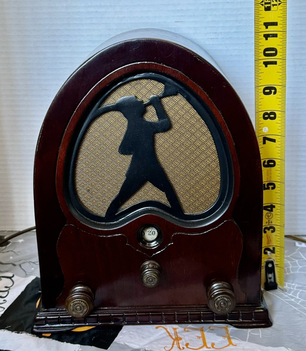 Jackson Bell Model 84 “Peter Pan” Mini Cathedral Tube Radio Jackson Bell Model 84 “Peter Pan” Mini Cathedral Tube Radio