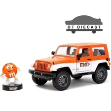 JADA 2007 JEEP WRANGLER 1/24 DIECAST MODEL CAR with ORANGE M & M FIGURE 34401