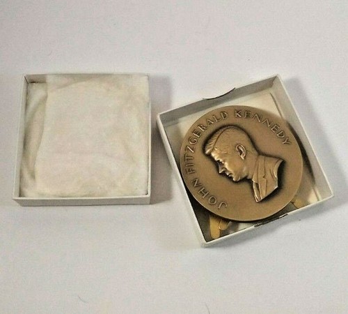Vintage John Fitzgerald Kennedy Presidential Art Medal, Medallic Art Co. w/stand - Picture 4 of 7