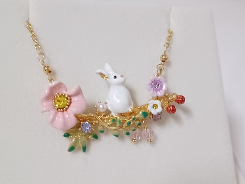 Blumenhalskette mit weißem Hasen; elegant und raffiniert. - Bild 5 von 9