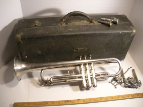 Vintage Trumpet Made by C.G. Conn Ltd. Elkhart Indiana Old Case w/ 2 Mouthpieces - Picture 21 of 23