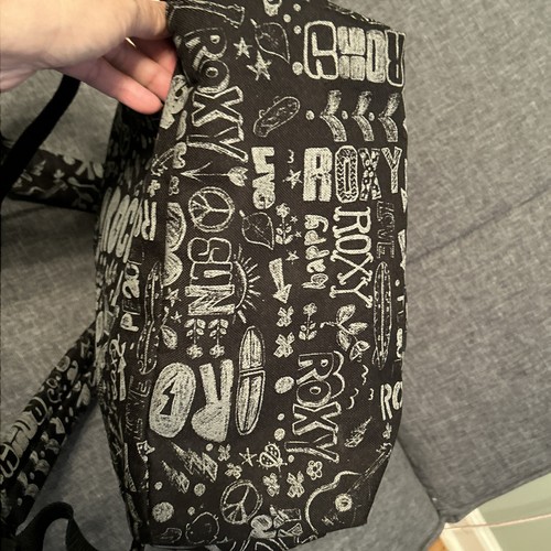 Mochila Roxy Girls Negra/Blanca Logo Gráfico Graffiti Tiza 16" Usada en Excelente Condición - Imagen 11 de 12