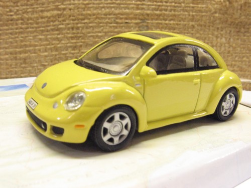 Cararama 171BND VW Beetle Nuovo Beetle 2 Porta Giallo 1/72 Scala T48 Post - Foto 1 di 5