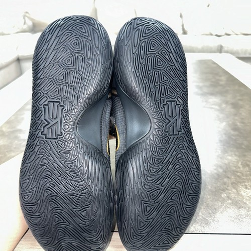 Talla 8 - Nike Kyrie Flytrap 4 Negro Metálico Dorado - Imagen 5 de 5