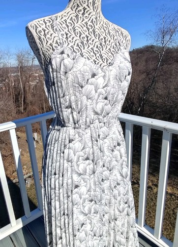 NEW EXPRESS $118 Ruffle Pleats CUT-OUT MAXI DRESS SZ S White With Black FLORAL - Picture 10 of 15