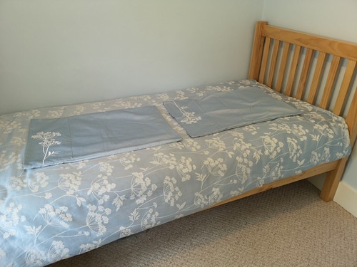 Matching blue curtains and bed linen - Picture 9 of 10