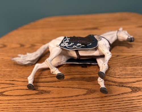 Pre Owned Vintage Lord Of The Rings White Long Haired Horse W/ Saddle & Harness - Picture 5 of 5