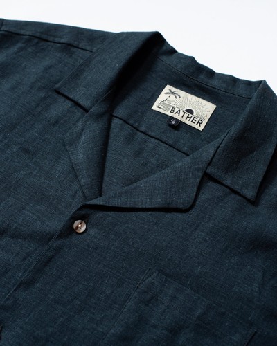 Camisa de viajero de lino Bañista en azul marino para hombre textura grande manga corta precio de venta sugerido por el fabricante $150 - Imagen 3 de 10