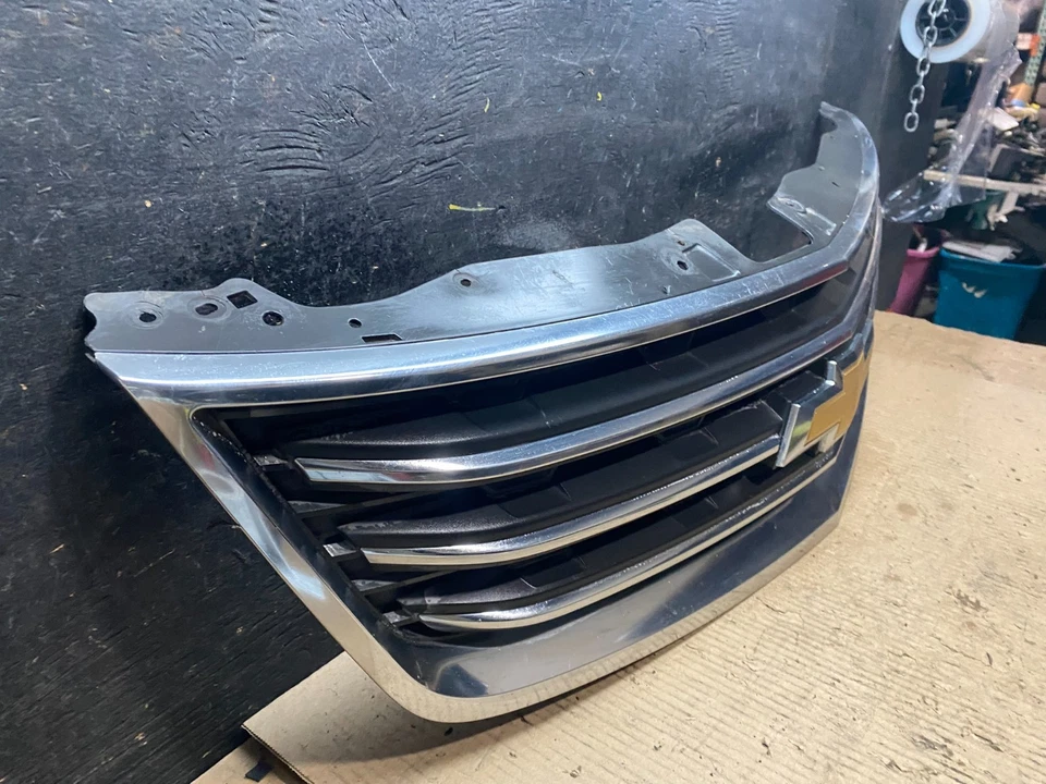 Chevrolet Traverse 2013 a 2017 parrilla superior delantera OEM U7767 DG Foto 3 de 4