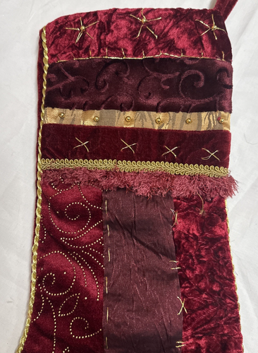 Elegante Juego de 4 Medias de Navidad de Terciopelo Rojo Bordadas en Oro Trenza - Imagen 11 de 15