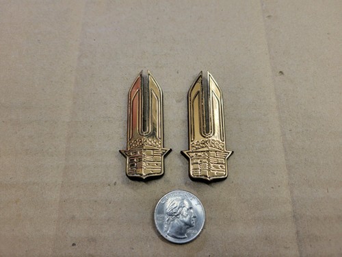 Cadillac OEM 1980-1989 DeVille Fleetwood nuevo par emblema de luz trasera dorada 16502570 - Imagen 1 de 6