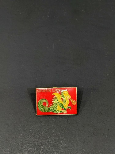 WWII ""Draggin Lady"" Bombardero Sombrero Solapa Pin - Imagen 3 de 3