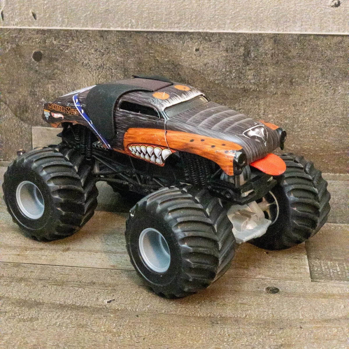 Hot Wheels Monster Trucks 1:24 Scale Hotweiler Vehicle 