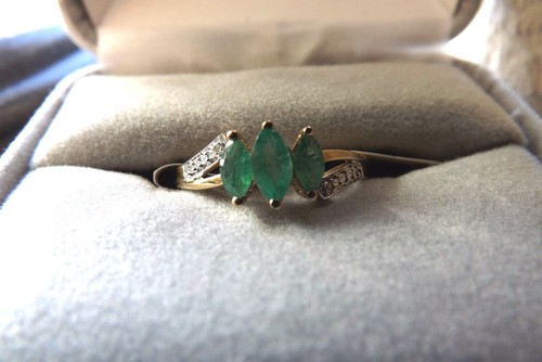 Nuevo Anillo Esmeralda 3 Piedras Oro Amarillo 10KT Tamaño: 7 () - Imagen 4 de 5