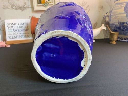 Jarrón grande de cerámica esmaltada azul cobalto 27 cm flores en relieve pesadas - Imagen 10 de 13