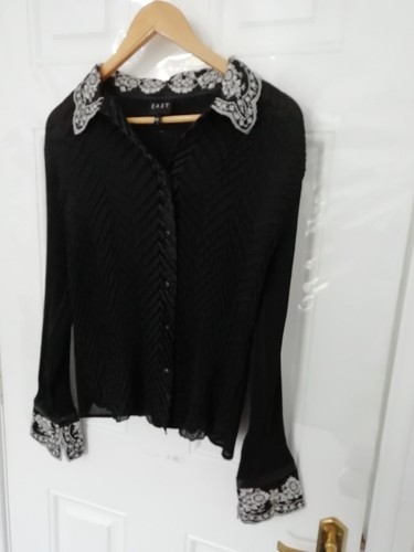 East M/L Shirt Blouse Top Black White Crinkle Button Up Embroidered Collar Cuffs - Picture 4 of 9