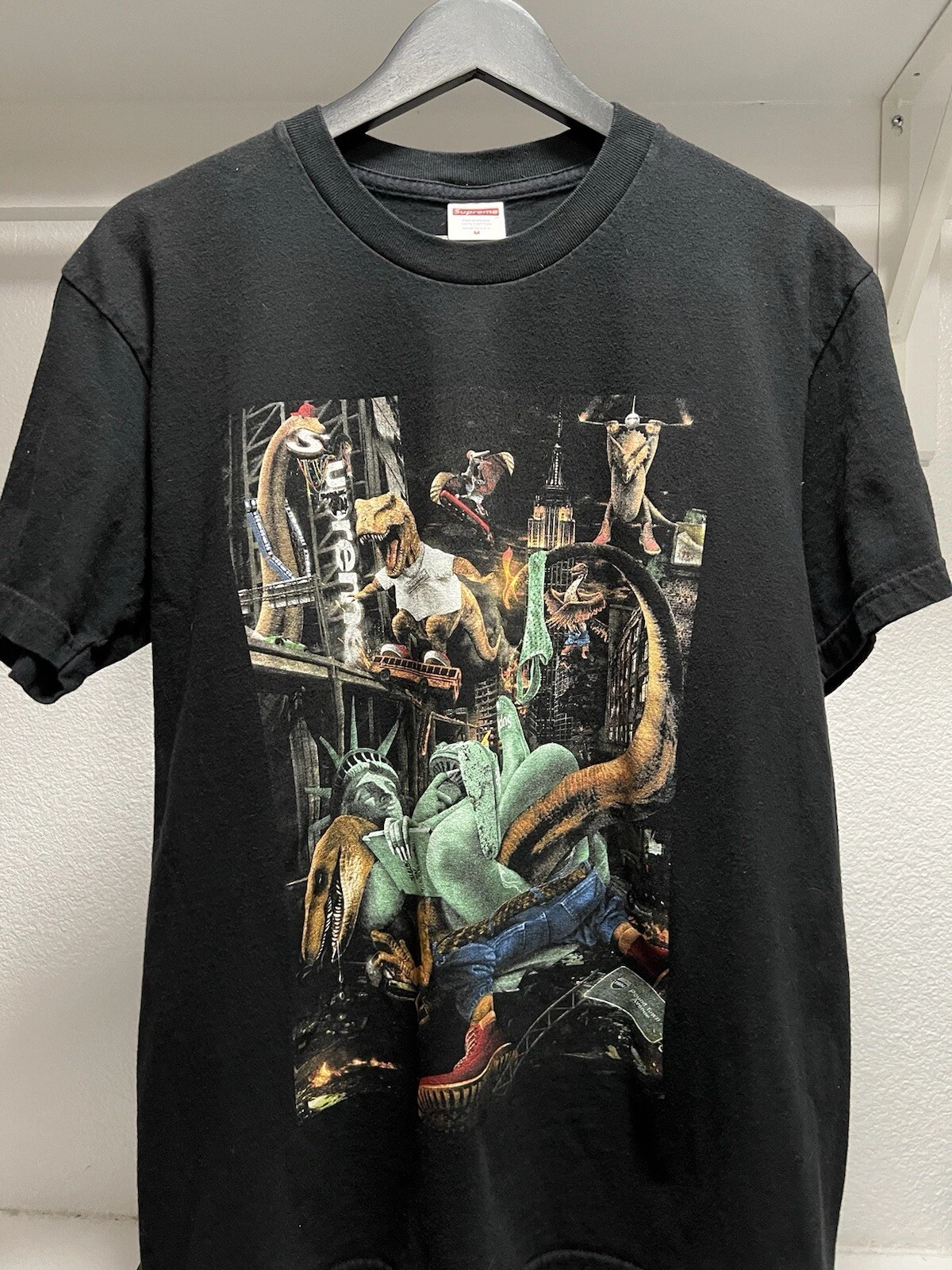 Tee shirt noir Supreme T Rex taille Medium S/S 2023 EN MAIN
