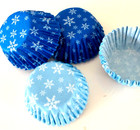 100 x CHRISTMAS PETIT FOUR  SWEET CASES SNOWFLAKES DESIGN BLUE / WHITE FESTIVE