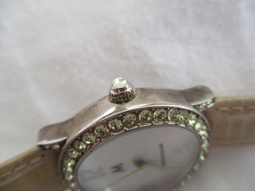 Metropolitan Analog Wristwatch with a Buckle Band and Quartz Movement - Bild 3 von 12