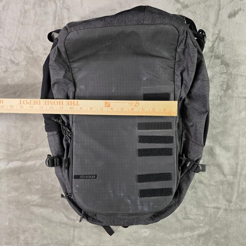 Mochila cooperativa REI mochila de viaje acolchada para computadora portátil lona gris oscuro señal 20L - Imagen 10 de 16