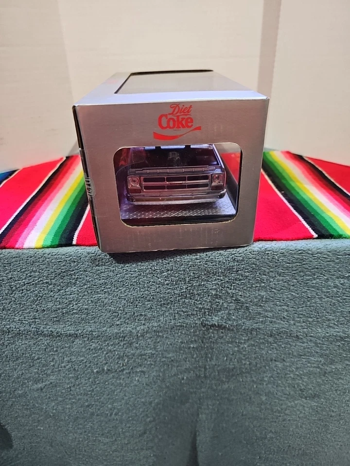 M2 MACHINES 1976 GMC SIERRA GRANDE 15 CUSTOM SQUAREBODY BEDLESS 1:24 COCA-COLA - Image 2 of 4