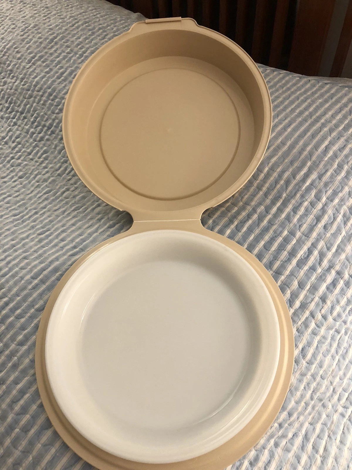 Vintage Pyrex Plastic Pie Keeper Pie Storage/Travel shell w FREE WHITE PIE PLATE