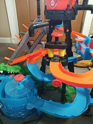 Hot Wheels Ultimate Gator Car Wash Play Set w/ Color Shifters Car W/ 17 Cars - Picture 13 of 21