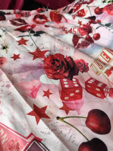 Dressmaking/Crafting Fabric Town/Beauty Abstract Roses 370 X 145 CMS - Picture 5 of 7