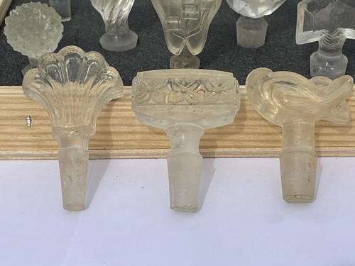 Antiker Flaschenverschluss aus Glas vor 1900. Konvolut 13 Stück. - Bild 9 von 14