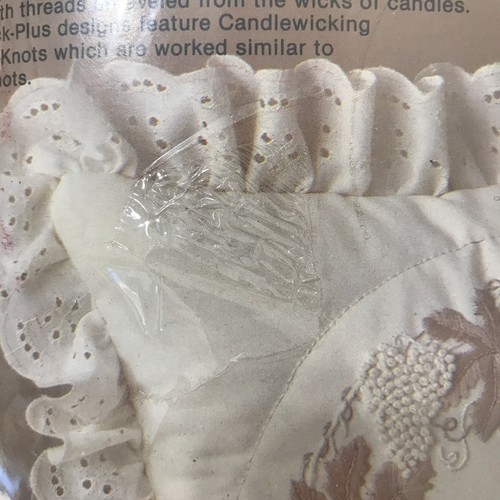 Vtg Paragons Creative Moments Candlewick 14" PILLOW KIT 836 Grape Arbor 1984 - Picture 5 of 8