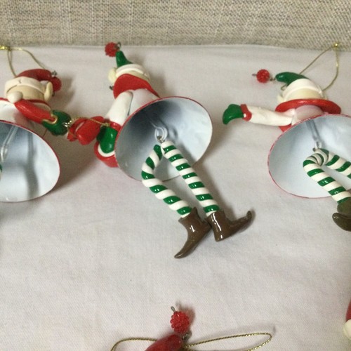 Juego De Colección De 7 Adornos De Navidad Únicos Resina? Cuerpos de campana de metal Quirky Elves - Imagen 16 de 22