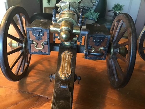 Miniature Model 1885 Colt Gatling Gun with Limber and hand crank turns barrels - Picture 13 of 14