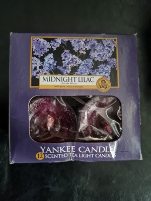 Schachtel mit 12 Yankee Candle Duftteelichtern Midnight Lilac